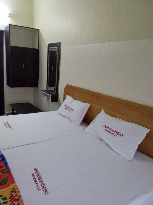 Tripura Sundari Residency Hotell Madanapalle Eksteriør bilde