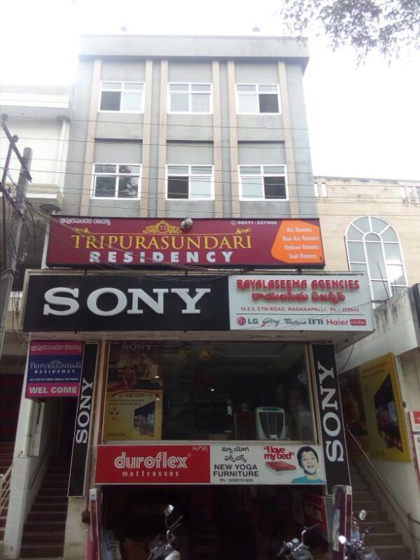 Tripura Sundari Residency Hotell Madanapalle Eksteriør bilde